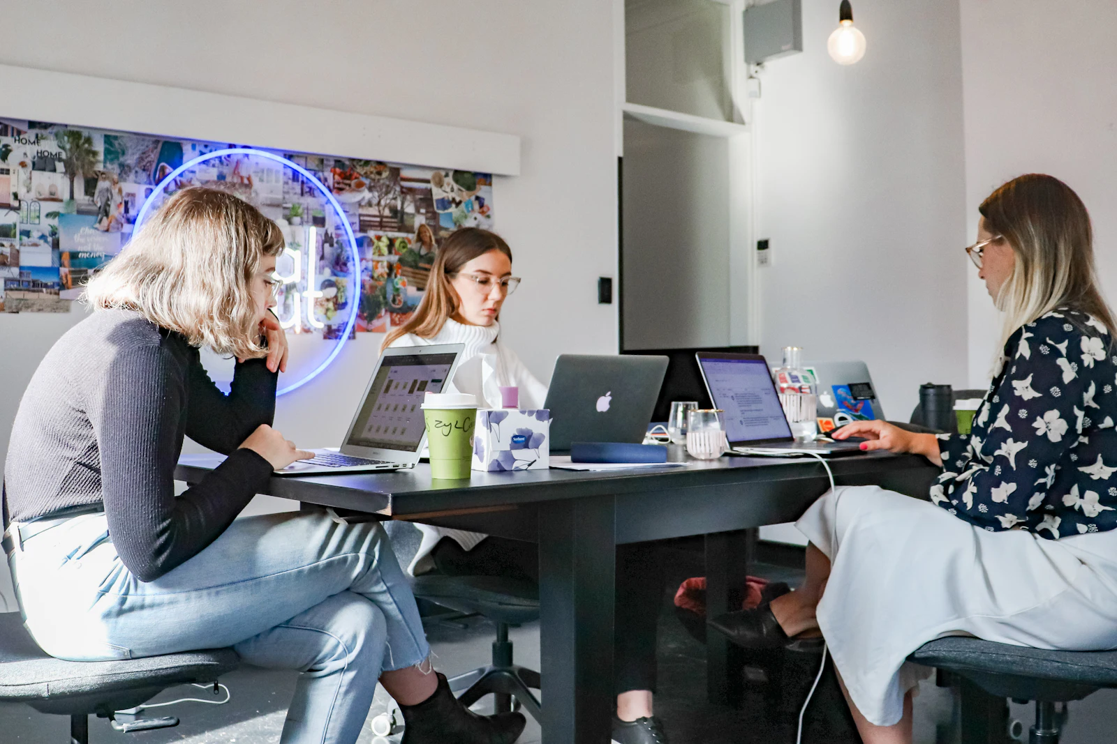 Equipo de una agencia trabajando con portátiles en una mesa