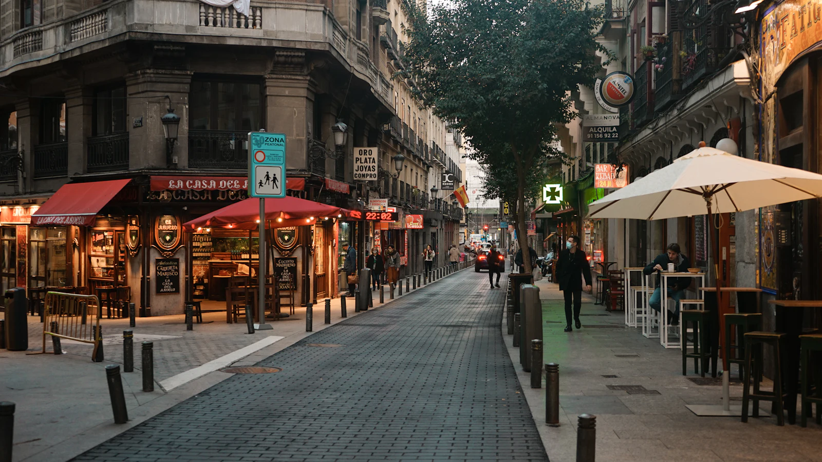 Calle comercial de una ciudad española con tiendas a pie de calle