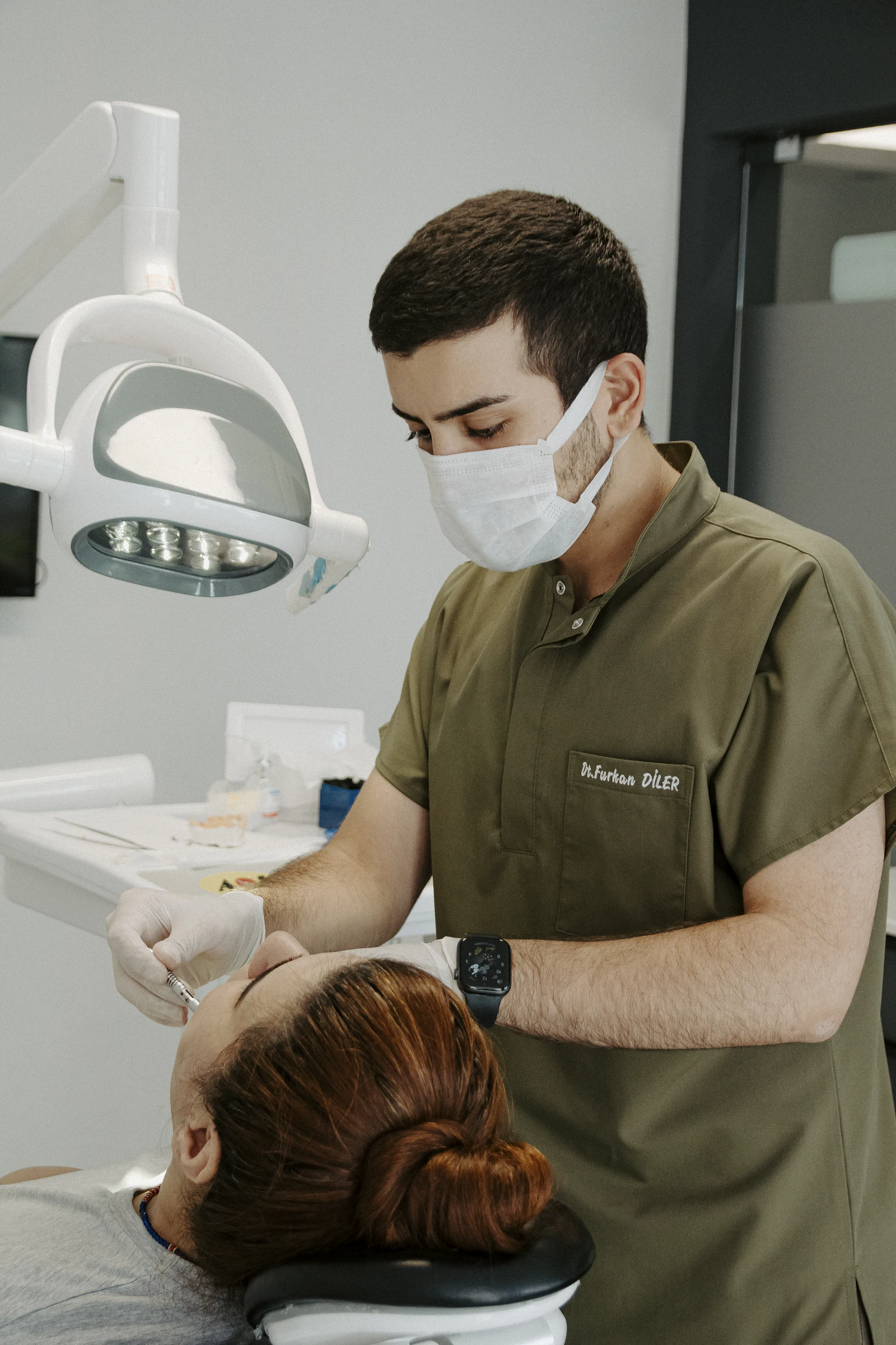 Dentista trabajando en su consulta