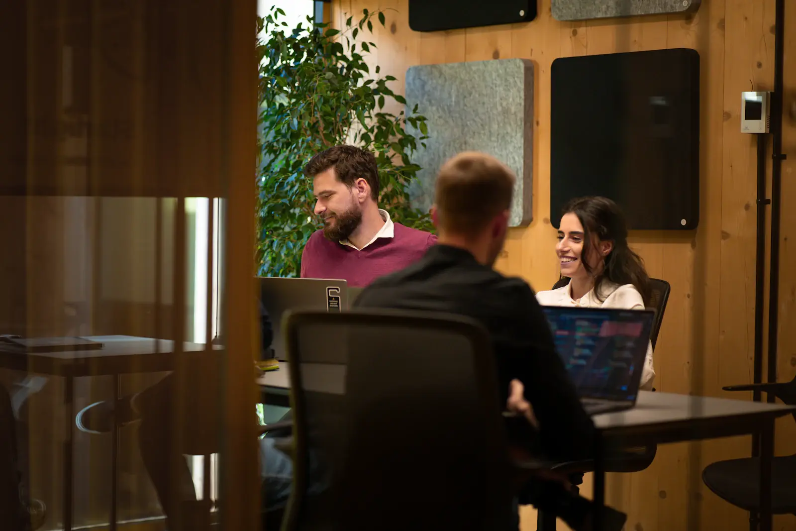 Oficina de una agencia de marketing con el equipo trabajando en mesas
